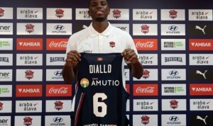 xingkong.com-西班牙球队巴斯克尼亚官方晒照 新援迪亚洛持球衣&amp;出席新闻发布会